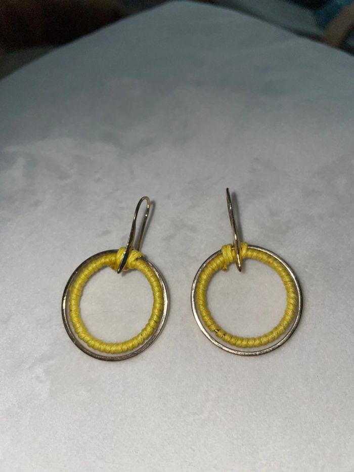 Boucles d’oreilles couleur jaune/doré - photo numéro 1