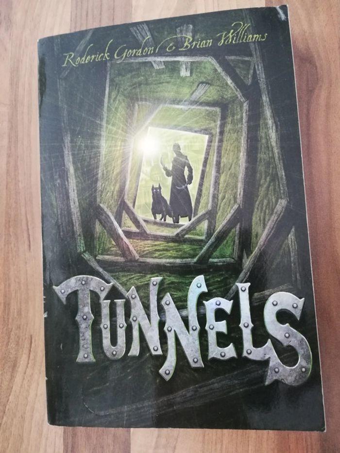 Livre tunnels tome 2📚 - photo numéro 1