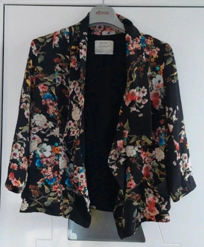 Veste légère  fleur sur fond noir - photo numéro 1