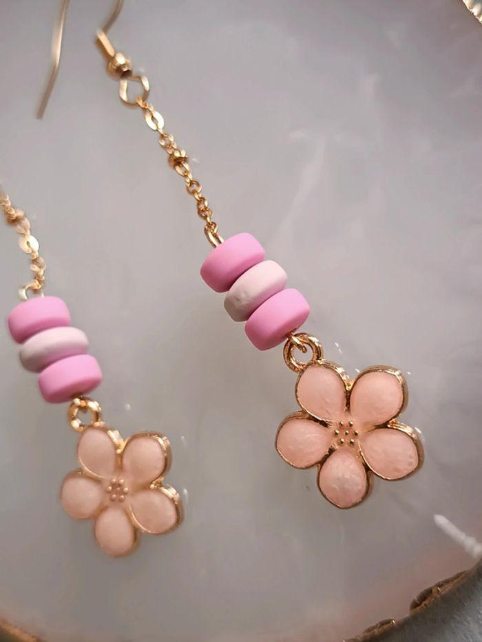 Jolies boucles tendances dans les tons roses - photo numéro 2