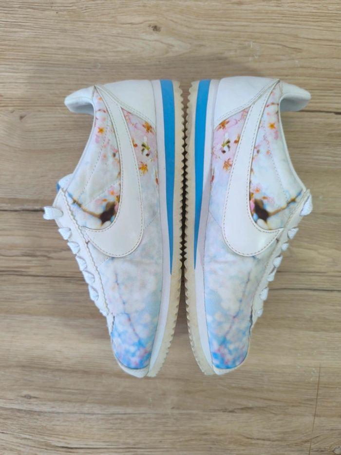 Baskets Nike Cortez à fleurs blanches et bleues pointure 39 très bon état sans boîte - photo numéro 3