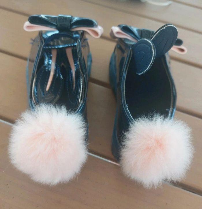 Chaussure verni bleu avec pompom rose bébé - photo numéro 4