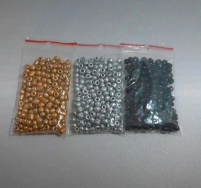 Lot de 3 sachets de  20g de perles de rocailles or argent noir de 4 mm