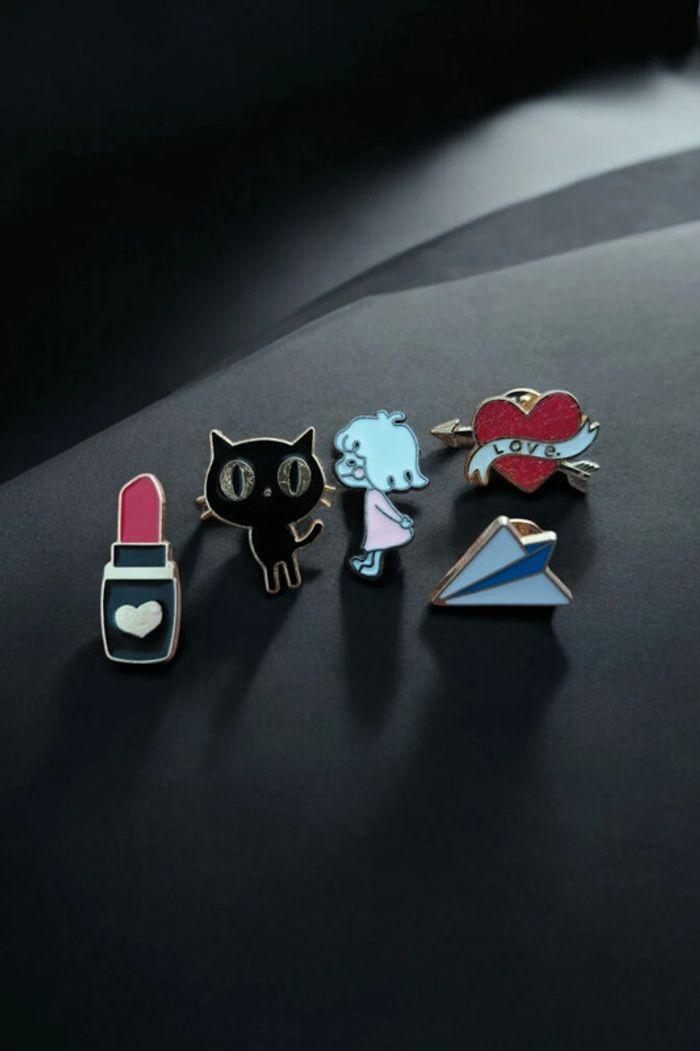 Lot 5 pin's cute