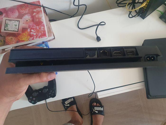 Playstation 4 slim - photo numéro 2