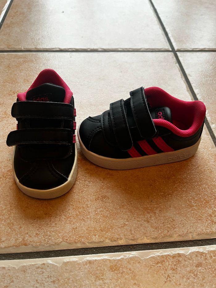 Baskets adidas taille 19 - photo numéro 1