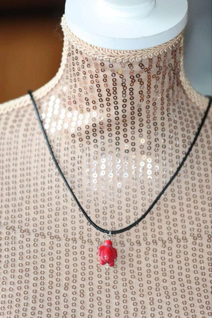 Collier pendentif cordon noir tortue rouge neuve