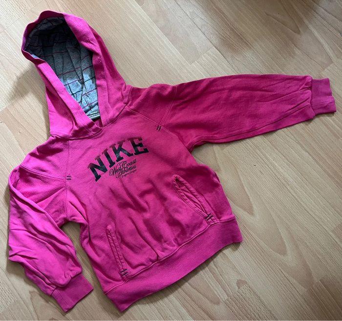 Beau sweat à capuche Nike rose T. 5-6 ans/110-116 cm fille TBE - photo numéro 1