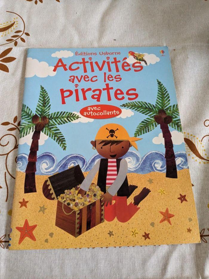 Activités avec les pirates avec autocollants - photo numéro 1