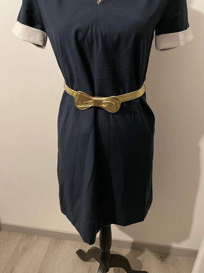 Robe à manches courtes bleu marine et blanc ceinture doré col Claudine neuf Karl Marc John taille 36 - photo numéro 3