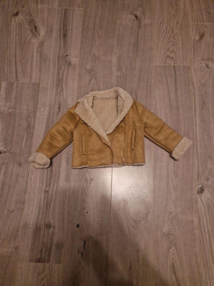 Veste fille molleton beige chaude T3ans TBE kiabi - photo numéro 1