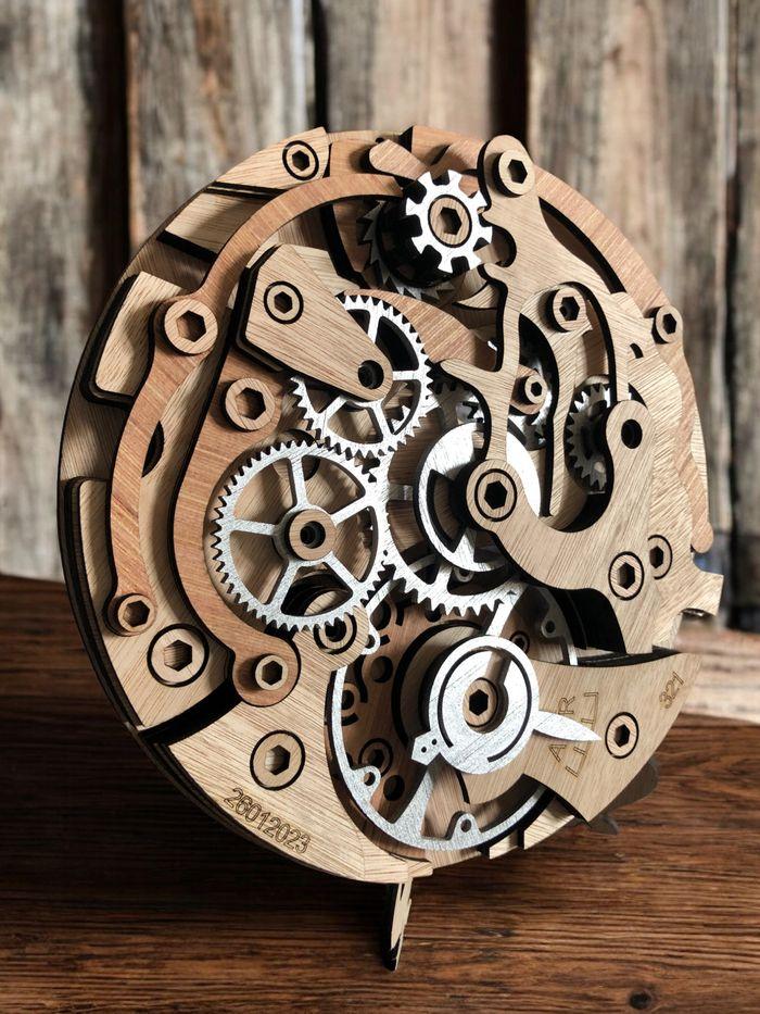 Décoration montre Oméga Speedmaster en bois - photo numéro 1