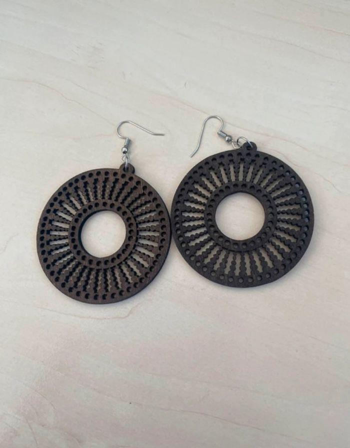 Superbes boucles d’oreilles bois noir neuves - photo numéro 1