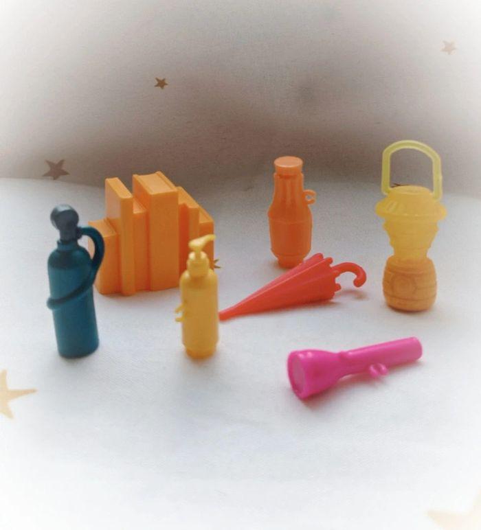 Accessoires accessorie barbie playmobil lampe torche light camper livre Book extincteur parapluie - photo numéro 1