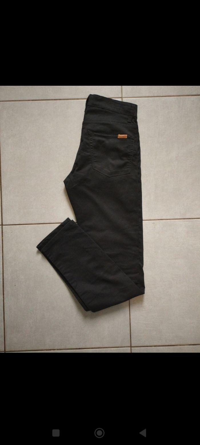 Pantalon Carhartt noir taille 38 très bon état - photo numéro 1