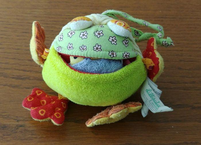 Accessoire peluche grenouille gobant une mouche Lilliputiens - photo numéro 2