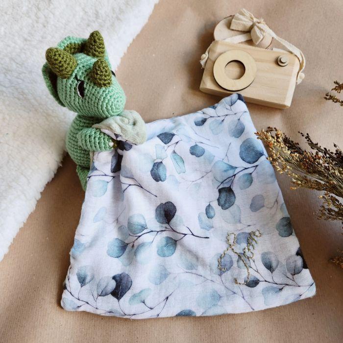 Doudou lange Eleanor le Dinosaure en crochet fait main cadeau de naissance  personnalisation - photo numéro 1