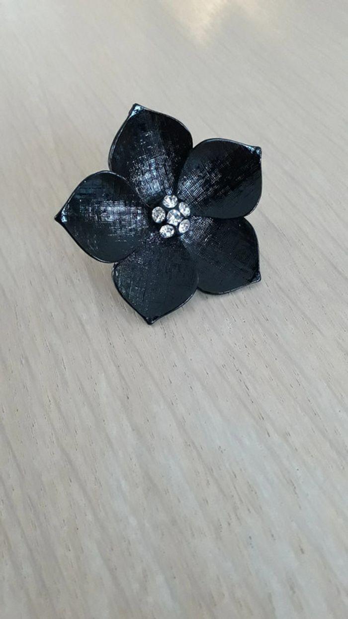 Bague fleur noire et strass - neuve - photo numéro 2