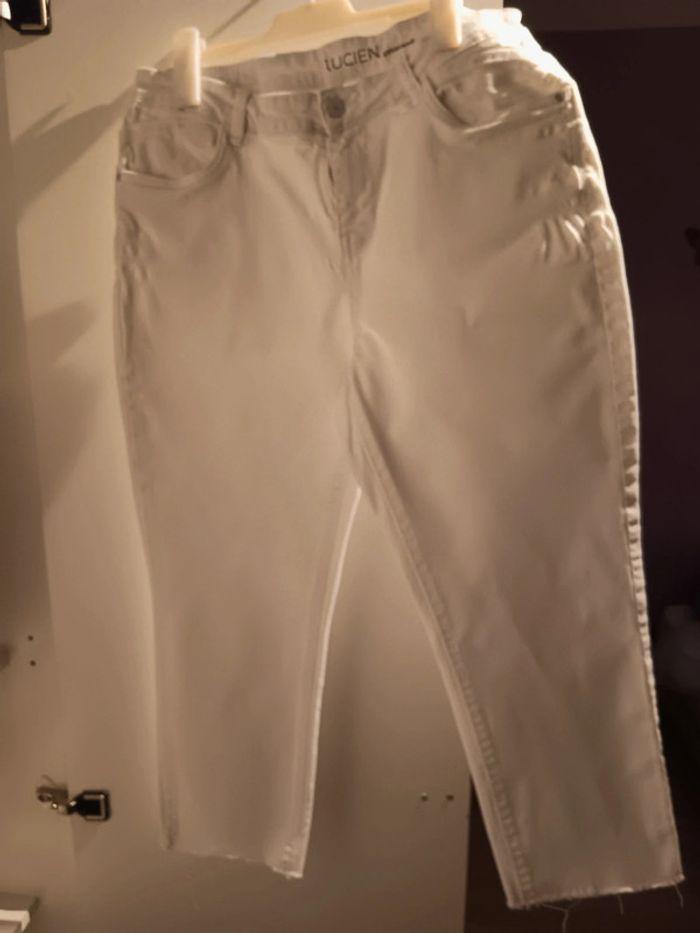 Pantalon blanc Promod 7/8 bas effiloché - photo numéro 1