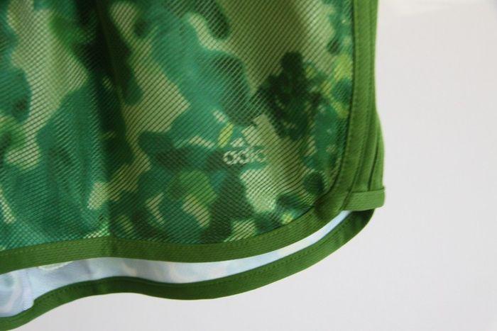 Neuf short vert Adidas motifs aquarelle recouvert de tissus mesh (filet) ton sur ton - taille S - photo numéro 3