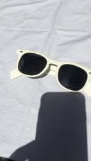 Lunettes de soleil blanches neuves