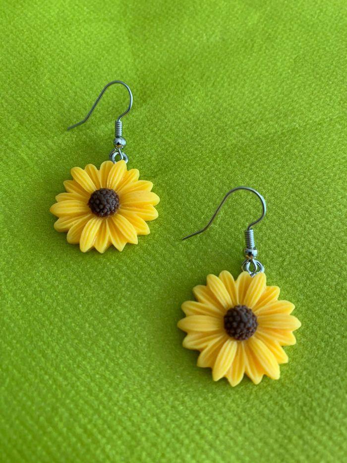 Boucles d’oreilles pendantes fleur marguerite jaune en résine - photo numéro 3