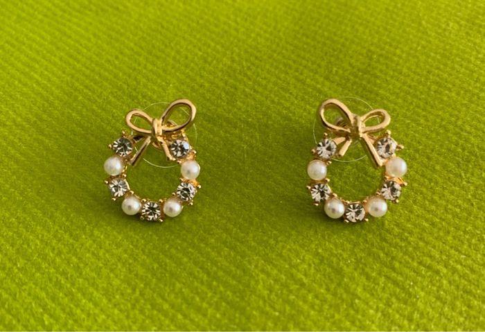 Magnifique paire de boucles d'oreilles noeud chic, strass et perles blanches en alliage doré - photo numéro 5