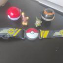 Ceinture pokémon avec 2 pokeballs et figurines