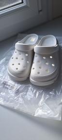 Crocs blanche neuve taille 36 37 taille très bien