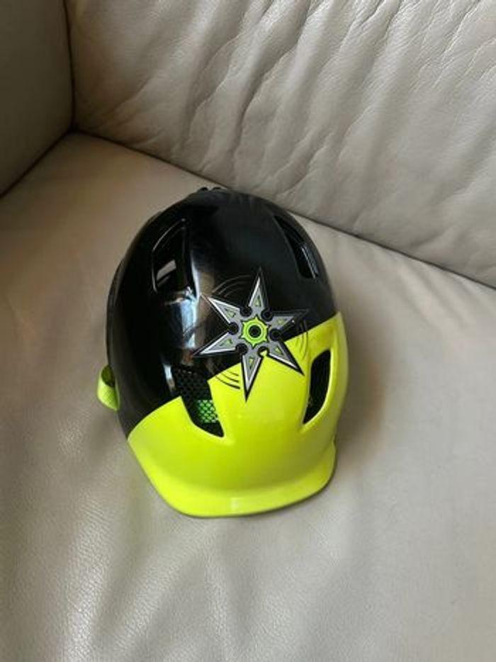 Casque vélo enfant Décathlon jaune et noir étoile Ninja - photo numéro 1