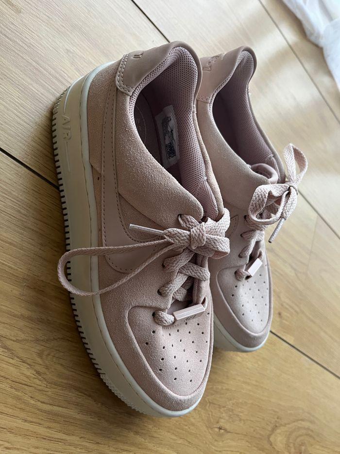 Baskets Nike air force one 37.5 rose femme - photo numéro 2