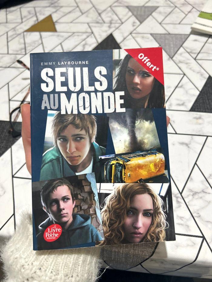 Livre « Seuls au monde » - photo numéro 1