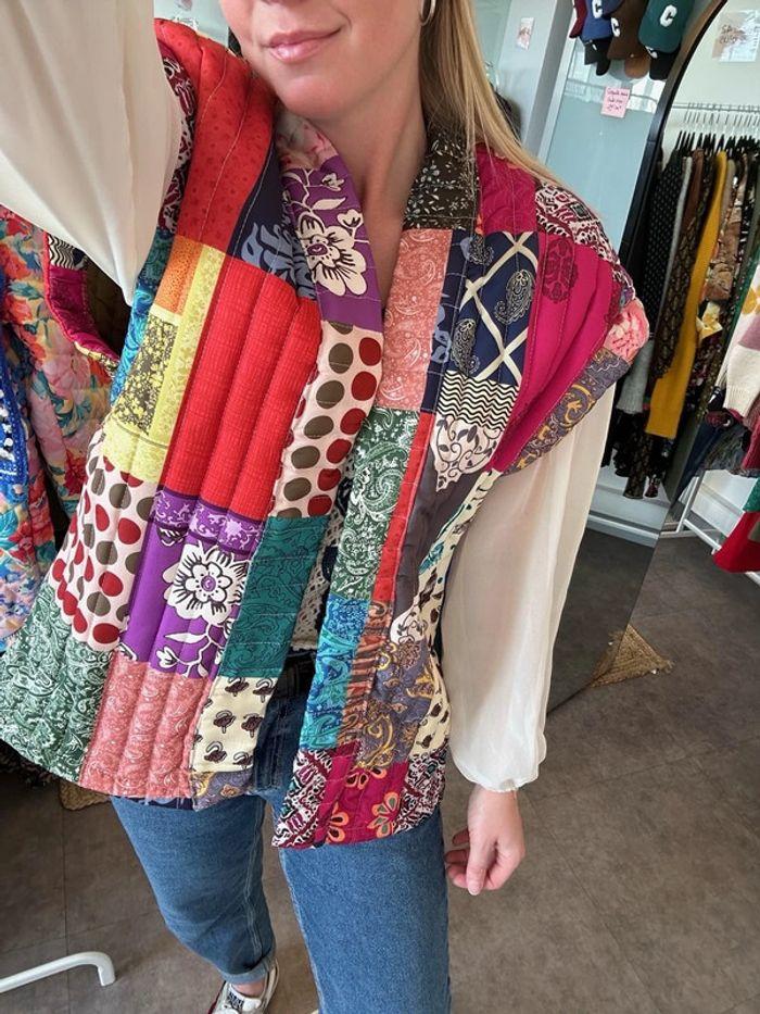 Gilet sans manches matelassé, taille U patchwork de couleurs vives - photo numéro 3