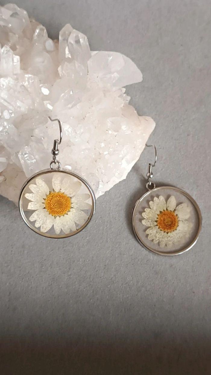 Jolies boucles d'oreilles résine et fleurs - photo numéro 1