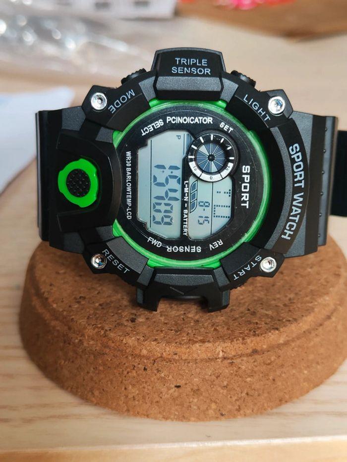 Montre sport multifonctions noire et verte - photo numéro 2