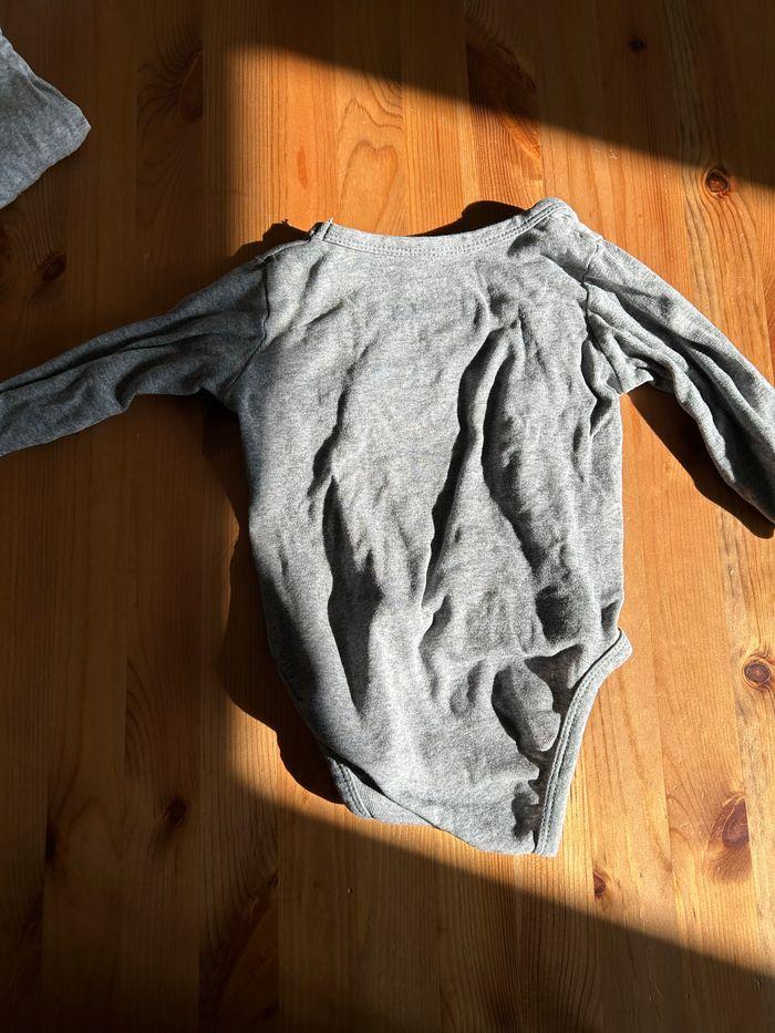 Lot 2 bodies manche longue gris 9 mois H&M - photo numéro 5