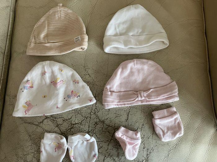 Lot de quatre bonnets, naissance et deux paires de moufles