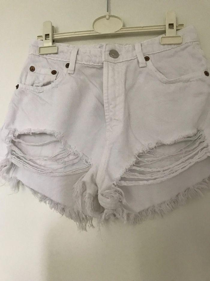 Short jean blanc Zara taille haute déchiré S - photo numéro 1