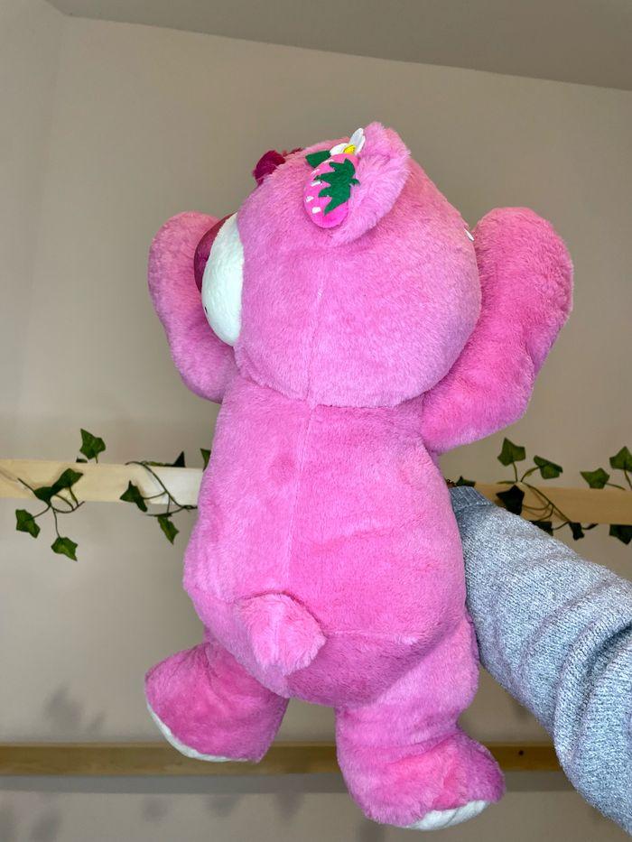 Peluche Lotso Toy Story, l’ours a la fraise endormi grande taille - photo numéro 9