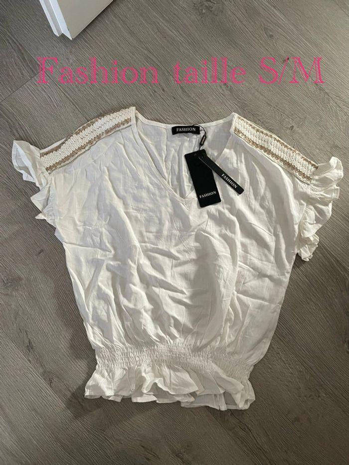 Blouse t-shirt blanc col V à manches courtes broderie doré aux épaules neuf fashion taille S/M - photo numéro 1