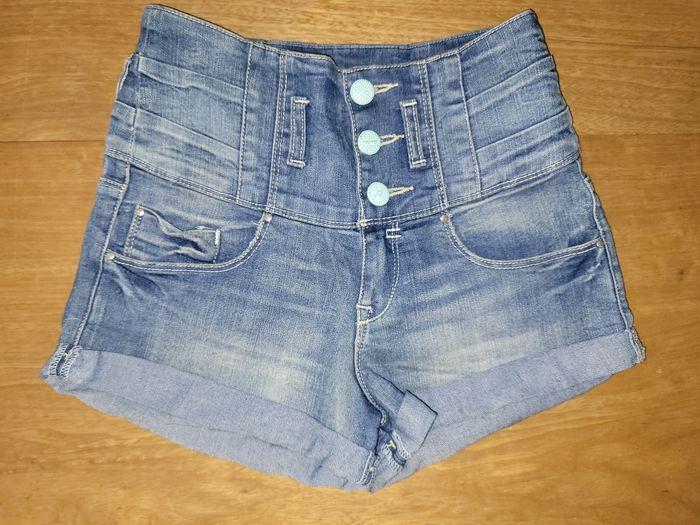 Short jean's taille 32 - photo numéro 1