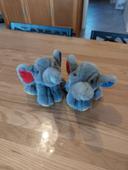 Deux petits éléphants en peluche