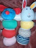 Petits chien et lapin peluche. Jeu d'eveil