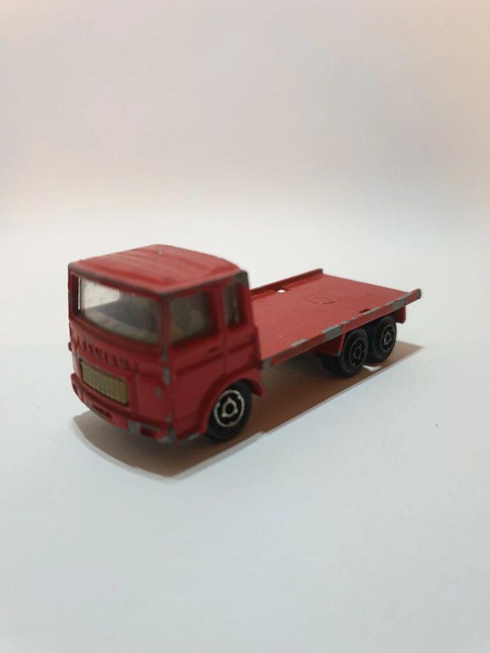 Majorette camion plateau Saviem rouge 1/100 Made in France 🇫🇷 - photo numéro 1