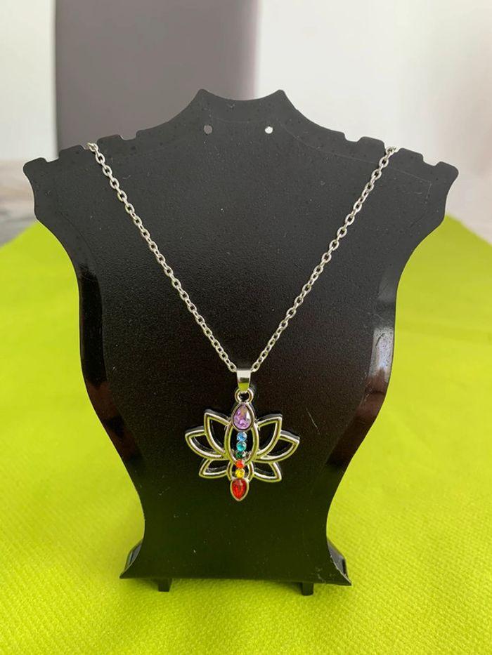 Collier pendentif chakra lotus coloré en alliage argenté - photo numéro 1