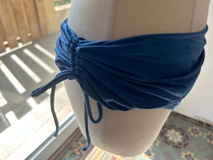 Maillot de bain 2 pièces bleu culotte ajustable et bijoux sur le soutien gorge - photo numéro 4