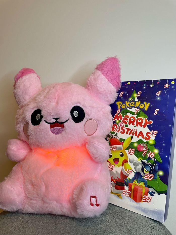 🚨🎅 OFFRE SPÉCIAL NOËL 🚨🎁🎅✨  Peluche lumineuse respirante Pokémon Pikachu + calendrier de l’Avent de Noël Pokémon - photo numéro 3