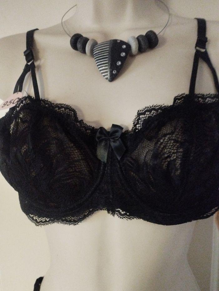 Ensemble de lingerie neuf avec armatures sans rembourrage. 95C L  pour le tanga - photo numéro 2