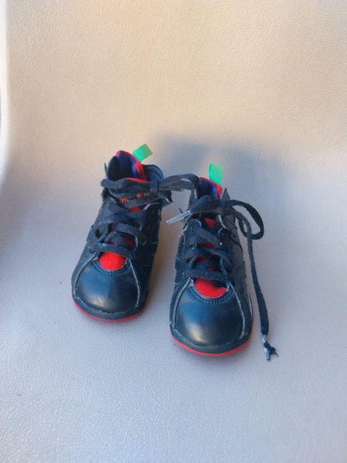 Basket Jordan noir et rouge 22 - photo numéro 1