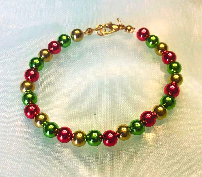 Bracelet avec perles 6mm – Rouge Vert et Doré - photo numéro 1